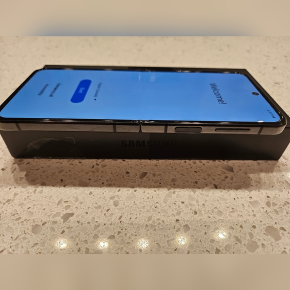 Like New Samsung ZFlip 4 _ 128Gb_Graphite - Picture 2 of 6